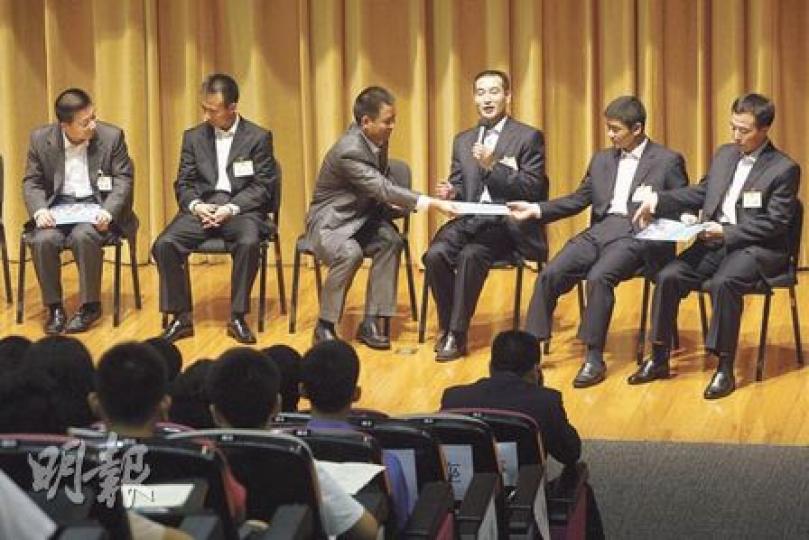 中國6名太空人首次一同現身香江,與港青年分享「航天夢」。右起為景海鵬、劉伯明、翟志剛、聶海勝、費俊龍和楊利偉。(李紹昌攝)「少年太空人體驗營」4名學員,昨日有機會與6名太空人同台對話,其中小太空人李浩朗(中)表示,當太空人並非遙不可及,直言「只要努力,我也可以」。(李紹昌攝) 中國6名太空人首次一同現身香江,與港青年分享「航天夢」。右起為景海鵬、劉伯明、翟志剛、聶海勝、費俊龍和楊利偉。(李紹昌攝)「少年太空人體驗營」4名學員,昨日有機會與6名太空人同台對話,其中小太空人李浩朗(中)表示,當太空人並非遙不可及,直言「只要努力,我也可以」。(李紹昌攝)