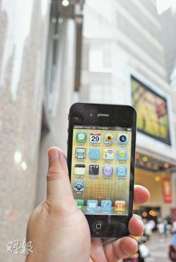 雖然蘋果已確認iPhone 4的天線設計問題影響接收,但記者於市區不同地點測試,發現沒有明顯影響。(簡一鋒攝) 雖然蘋果已確認iPhone 4的天線設計問題影響接收,但記者於市區不同地點測試,發現沒有明顯影響。(簡一鋒攝)