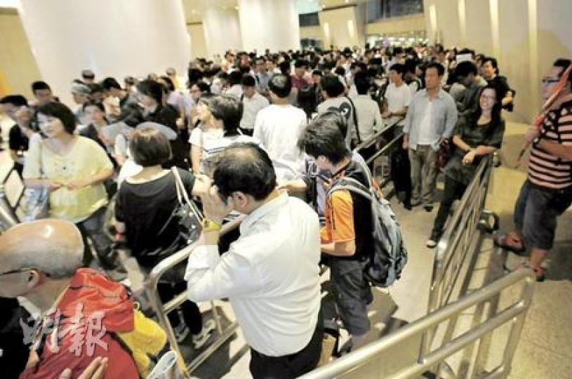 逾千名向數碼通登記購買iPhone 4的買家,昨晚到中環ifc出席新機開售派對並買機。(葉漢華攝)於銅鑼灣一電訊商門市排頭位的張先生,計劃買一部自用,一部用作炒賣,已有人出價9000元購買,他一轉手即賺約1400元。(蔡方山攝) 逾千名向數碼通登記購買iPhone 4的買家,昨晚到中環ifc出席新機開售派對並買機。(葉漢華攝)於銅鑼灣一電訊商門市排頭位的張先生,計劃買一部自用,一部用作炒賣,已有人出價9000元購買,他一轉手即賺約1400元。(蔡方山攝)