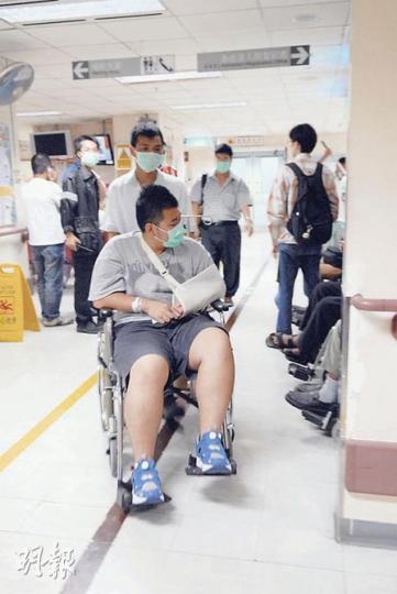 菜販夫婦為解僱女伙計爭執,23歲兒子花盡唇舌調解不果,當着父母及舅父面前割脈勸架,事後送院治理。(衛永康攝)將女伙計「炒魷魚」的女菜販與丈夫口角後,目睹兒子割脈鮮血直流,受驚暈倒,送院救治。(衛永康攝) 菜販夫婦為解僱女伙計爭執,23歲兒子花盡唇舌調解不果,當着父母及舅父面前割脈勸架,事後送院治理。(衛永康攝)將女伙計「炒魷魚」的女菜販與丈夫口角後,目睹兒子割脈鮮血直流,受驚暈倒,送院救治。(衛永康攝)