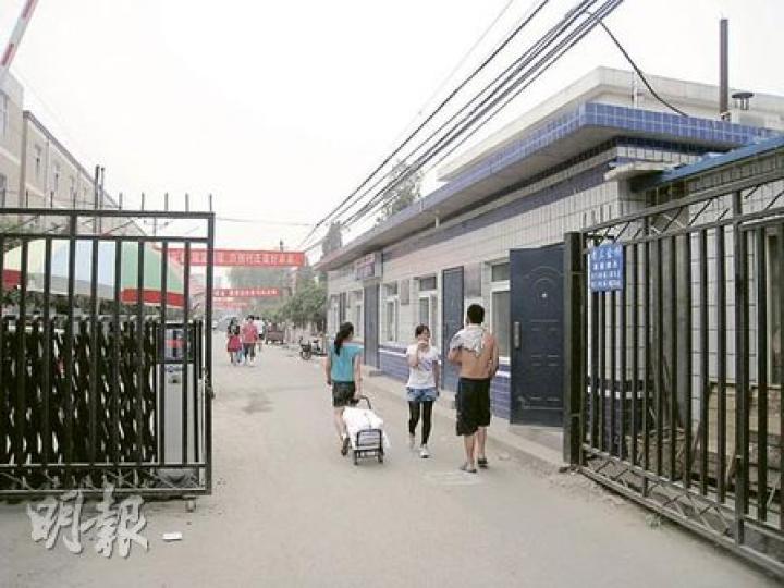 老三余村所有的胡同都設置鐵門,上面寫有開關閘門時間。村內有攝像頭可以關顧村莊任何角落。(劉洪慶攝)黑龍江籍的70歲訪民宗鳳友,7年前房子被強拆,上訪多年無果。(劉洪慶攝) 老三余村所有的胡同都設置鐵門,上面寫有開關閘門時間。村內有攝像頭可以關顧村莊任何角落。(劉洪慶攝)黑龍江籍的70歲訪民宗鳳友,7年前房子被強拆,上訪多年無果。(劉洪慶攝)
