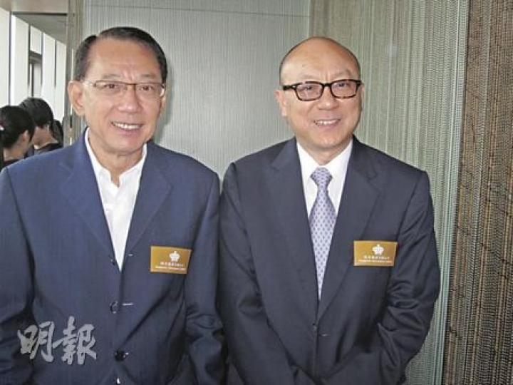 英皇主席楊受成(左)認為,低息環境是造就樓市升勢的主因。旁為英皇執行董事張炳強。(林可為攝) 英皇主席楊受成(左)認為,低息環境是造就樓市升勢的主因。旁為英皇執行董事張炳強。(林可為攝)