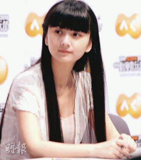 夏達向約50名「粉絲」送上簽名。夏達樣子甜美,但她希望大家更關注自己的作品,又說不太喜歡拍照。(林錫禮攝) 夏達向約50名「粉絲」送上簽名。夏達樣子甜美,但她希望大家更關注自己的作品,又說不太喜歡拍照。(林錫禮攝)