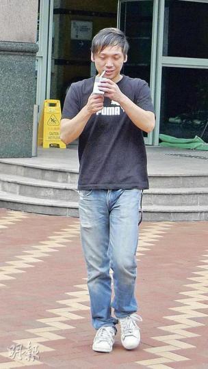 被告何志輝涉「借醉行兇」,藉詞談論男同事的情况,非禮該男同事的女友。他完成首天審訊,離庭隨即點起香煙,對記者拍照不屑一顧。(何偉畧攝) 被告何志輝涉「借醉行兇」,藉詞談論男同事的情况,非禮該男同事的女友。他完成首天審訊,離庭隨即點起香煙,對記者拍照不屑一顧。(何偉畧攝)