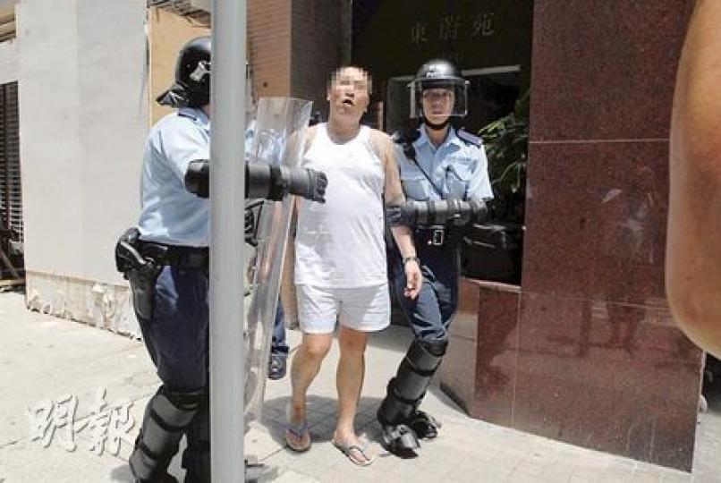 與女友爭執引發斬人驚魂的「肥秋」(中),被警方帶走時向在場記者說﹕「我係林××律師個老婆嘅姦夫!」消息稱陳有精神病紀錄。(劉友光攝) 與女友爭執引發斬人驚魂的「肥秋」(中),被警方帶走時向在場記者說﹕「我係林××律師個老婆嘅姦夫!」消息稱陳有精神病紀錄。(劉友光攝)