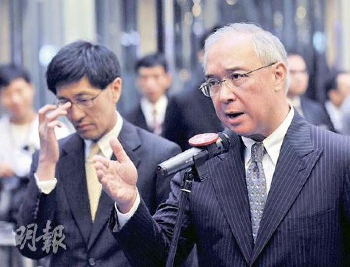 港鐵主席錢果豐(右)與八達通控股有限公司非執行主席梁國權(左)於3小時港鐵董事局特別會議後見記者,主要由錢果豐發言及回應提問,梁國權只以英語發言致歉,並無接受提問。(葉漢華攝)私隱專員吳斌昨在其任內最後一個工作日,發表調查八達通初步報告及匯報多個投訴調查結果。他說﹕「我做到最後一分鐘,希望幫到繼任人,不要讓他有壓力。」他並感謝市民過去5年的支持。(李紹昌攝) 港鐵主席錢果豐(右)與八達通控股有限公司非執行主席梁國權(左)於3小時港鐵董事局特別會議後見記者,主要由錢果豐發言及回應提問,梁國權只以英語發言致歉,並無接受提問。(葉漢華攝)私隱專員吳斌昨在其任內最後一個工作日,發表調查八達通初步報告及匯報多個投訴調查結果。他說﹕「我做到最後一分鐘,希望幫到繼任人,不要讓他有壓力。」他並感謝市民過去5年的支持。(李紹昌攝)