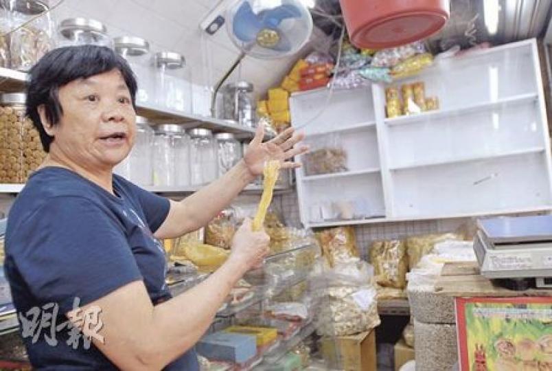 昌記海味檔主陳女士說,店內9個玻璃器皿和1個儲物架本盛滿各類海味,全被偷走,大嘆無奈。(劉友光攝) 昌記海味檔主陳女士說,店內9個玻璃器皿和1個儲物架本盛滿各類海味,全被偷走,大嘆無奈。(劉友光攝)