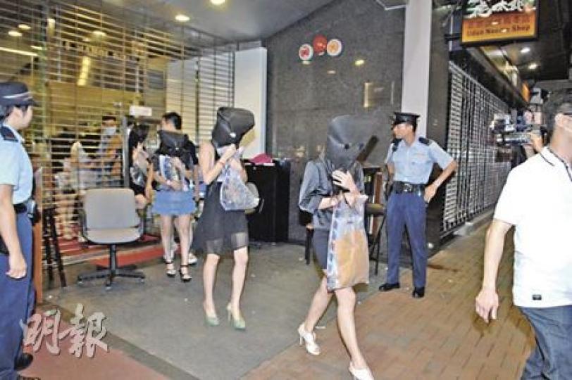 警方在河內道一間夜總會拘捕20多個涉嫌賣淫的內地女子。（衛永康攝）