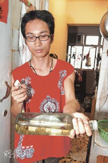 居於被鼠咬傷老翁樓上的陳先生說,曾發現家中有老鼠竇,他還把「未開眼」的幼鼠浸酒。(衛永康攝) 居於被鼠咬傷老翁樓上的陳先生說,曾發現家中有老鼠竇,他還把「未開眼」的幼鼠浸酒。(衛永康攝)