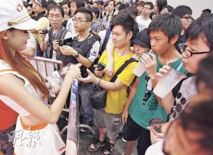 Gameone Image Girl的候選少女模特兒向參加者派電子遊戲試玩光碟,吸引大批男生駐足凝望。(李紹昌攝)25歲的Alex(右)特別喜歡拍攝年輕模特兒,昨日在動漫節邀請阿盈(左)合照。(李紹昌攝)動漫電玩節設立多個不同形式的模特兒投票活動,實質有部分是聘用年輕少女當推廣員,如「Gameone Image Girl」10名候選人。(李紹昌攝) Gameone Image Girl的候選少女模特兒向參加者派電子遊戲試玩光碟,吸引大批男生駐足凝望。(李紹昌攝)25歲的Alex(右)特別喜歡拍攝年輕模特兒,昨日在動漫節邀請阿盈(左)合照。(李紹昌攝)動漫電玩節設立多個不同形式的模特兒投票活動,實質有部分是聘用年輕少女當推廣員,如「Gameone Image Girl」10名候選人。(李紹昌攝)