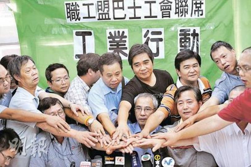 新巴職工會理事長鍾松輝(前右二)指資方不理會員工不接納加薪1.8%的方案,本月9日罷工,城巴工會同日亦會按章工作聲援。(尹錦恩攝) 新巴職工會理事長鍾松輝(前右二)指資方不理會員工不接納加薪1.8%的方案,本月9日罷工,城巴工會同日亦會按章工作聲援。(尹錦恩攝)
