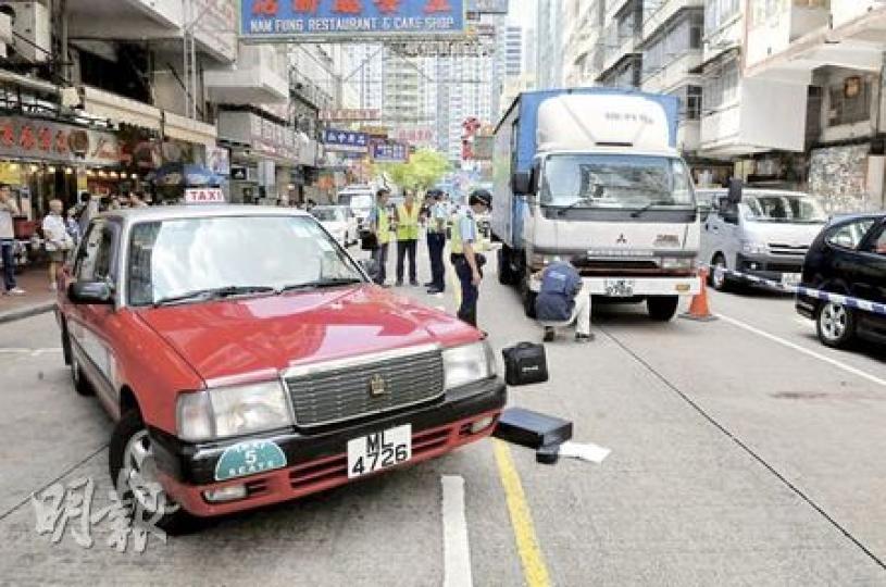 的士由洗衣街路邊泊車表位切出,即撞倒兩名女途人,當中一名事主再被從後駛至貨車撞倒,夾在兩車之間重傷身亡,事後貨車退後約10呎,停在路中等候警方調查蒐證。(馮國良攝)奪命車禍中痛失妻子的鄧國雄(藍T恤者),與6歲獨女(前排中)及其他親友到場路祭,有女親友情緒激動,泣不成聲。(衛永康攝) 的士由洗衣街路邊泊車表位切出,即撞倒兩名女途人,當中一名事主再被從後駛至貨車撞倒,夾在兩車之間重傷身亡,事後貨車退後約10呎,停在路中等候警方調查蒐證。(馮國良攝)奪命車禍中痛失妻子的鄧國雄(藍T恤者),與6歲獨女(前排中)及其他親友到場路祭,有女親友情緒激動,泣不成聲。(衛永康攝)