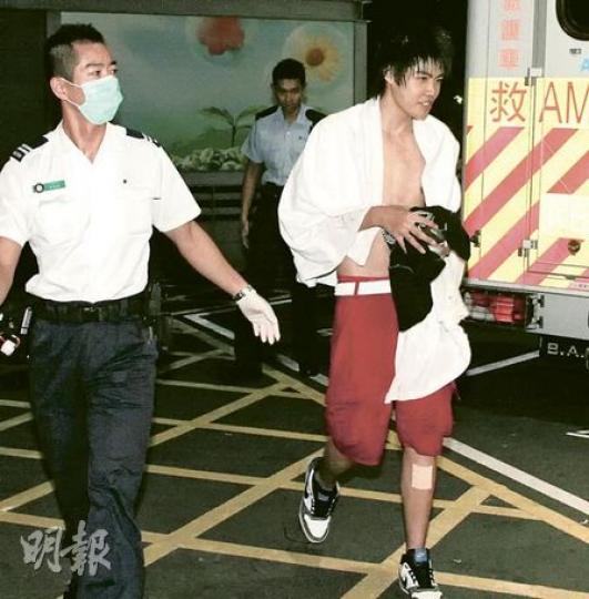 奮勇跳入海中救回尋死女子的16歲青年,手腳擦傷需送院敷治,他事後對能救回一命感到高興。(蔡方山攝) 奮勇跳入海中救回尋死女子的16歲青年,手腳擦傷需送院敷治,他事後對能救回一命感到高興。(蔡方山攝)