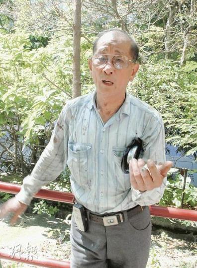 行山時意外發現周婆婆的方先生(圖)說,樂軒台對開山坡人迹罕至,數日沒人經過亦不足為奇,周婆婆被發現是「不幸中之大幸」。(劉友光攝) 行山時意外發現周婆婆的方先生(圖)說,樂軒台對開山坡人迹罕至,數日沒人經過亦不足為奇,周婆婆被發現是「不幸中之大幸」。(劉友光攝)