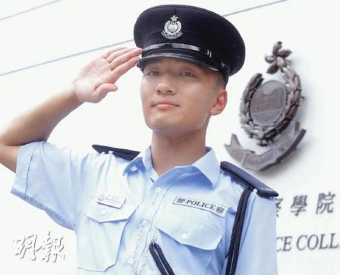 曾任空中少爺的戴焯賢獲中大校長沈祖堯頒發銀笛及學業成績優異證書後,正式成為警察,於中大畢業的他感到分外親切,興奮地說:「好似第二次畢業!」(李紹昌攝) 曾任空中少爺的戴焯賢獲中大校長沈祖堯頒發銀笛及學業成績優異證書後,正式成為警察,於中大畢業的他感到分外親切,興奮地說:「好似第二次畢業!」(李紹昌攝)