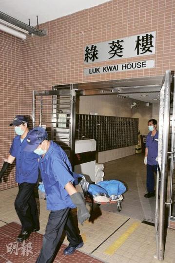 中年女子昨被發現倒斃家中,屍體事後由仵工舁送殮房,警方將剖屍追查死因。(樊銳昌攝) 中年女子昨被發現倒斃家中,屍體事後由仵工舁送殮房,警方將剖屍追查死因。(樊銳昌攝)