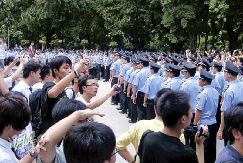 下午3時許,大批公安開始操入人民公園,引來集會者圍觀及拍照。(明報記者攝) 下午3時許,大批公安開始操入人民公園,引來集會者圍觀及拍照。(明報記者攝)