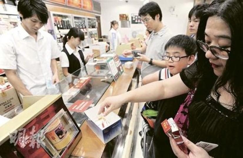 在羅湖境內的免稅店內,一名女士(右)原打算為丈夫購買3包煙帶返港,聽到店員提示只能攜帶19支煙的新措施,改為買一包煙,並即時抽出一支放進免稅店提供的「回收盒」。店員表示,如何處理這些回收的香煙,仍待公司指示。(余俊亮攝)煙民入境前在港境免稅店買1包(20支)香煙,會得到一張蓋上紅色印章的發票,然後由店員拿着保鮮袋盛載的香煙和課稅單,帶煙民往「海關課稅室」,煙民出示身分證登記,支付一支煙的1.2元煙稅及2元進口牌照費後,才可攜一包未開封的香煙過關。(余俊亮攝) 在羅湖境內的免稅店內,一名女士(右)原打算為丈夫購買3包煙帶返港,聽到店員提示只能攜帶19支煙的新措施,改為買一包煙,並即時抽出一支放進免稅店提供的「回收盒」。店員表示,如何處理這些回收的香煙,仍待公司指示。(余俊亮攝)煙民入境前在港境免稅店買1包(20支)香煙,會得到一張蓋上紅色印章的發票,然後由店員拿着保鮮袋盛載的香煙和課稅單,帶煙民往「海關課稅室」,煙民出示身分證登記,支付一支煙的1.2元煙稅及2元進口牌照費後,才可攜一包未開封的香煙過關。(余俊亮攝)