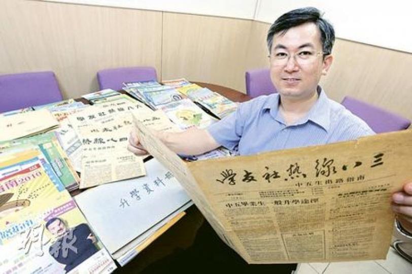 學友社社長伍德基手持的《學友社熱線八三》是出路指南的創刊號,桌上的刊物就是20多年來的升學輔導刊物。(尹錦恩攝) 學友社社長伍德基手持的《學友社熱線八三》是出路指南的創刊號,桌上的刊物就是20多年來的升學輔導刊物。(尹錦恩攝)