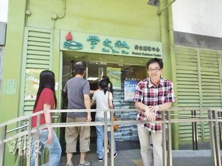 學友社會考放榜輔導熱線每年需要大量義工幫忙,而服務20年義工孫建華(右),曾於暑假期間請假28天回學友社聽會考生電話,連8號風球也通宵留守。(彭美芳攝) 學友社會考放榜輔導熱線每年需要大量義工幫忙,而服務20年義工孫建華(右),曾於暑假期間請假28天回學友社聽會考生電話,連8號風球也通宵留守。(彭美芳攝)