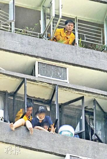 15歲少女危坐24樓寓所花槽雙腳懸空,其母(藍衣)拚命捉緊女兒,消防員從旁協助搶救,氣氛緊張。(劉友光攝)消防員「飛將軍」游繩而下,協助同袍將企圖跳樓的少女救回單位內。(劉友光攝) 15歲少女危坐24樓寓所花槽雙腳懸空,其母(藍衣)拚命捉緊女兒,消防員從旁協助搶救,氣氛緊張。(劉友光攝)消防員「飛將軍」游繩而下,協助同袍將企圖跳樓的少女救回單位內。(劉友光攝)