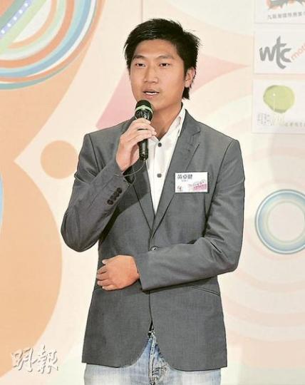 27歲的黃卓健是第一屆感動香港十大人物評選年紀最小的候選人,但他最希望幫到社會上最年長的一群,更不惜放棄外國的高薪厚職,回港成立社企幫助長者找安老院舍。(葉漢華攝)80歲的候選人伍黃鴻群做了30幾年義工,經常在內地山區幫助有需要的人,她說自己不會有退休的一天,80後仍繼續,「做到行唔到為止」,她上台時更展現一臉滿足的笑容。(葉漢華攝) 27歲的黃卓健是第一屆感動香港十大人物評選年紀最小的候選人,但他最希望幫到社會上最年長的一群,更不惜放棄外國的高薪厚職,回港成立社企幫助長者找安老院舍。(葉漢華攝)80歲的候選人伍黃鴻群做了30幾年義工,經常在內地山區幫助有需要的人,她說自己不會有退休的一天,80後仍繼續,「做到行唔到為止」,她上台時更展現一臉滿足的笑容。(葉漢華攝)