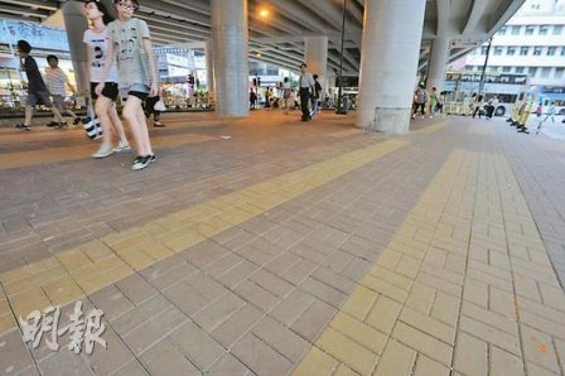 銅鑼灣鵝頸橋底行人道採用本港出品的混凝土環保磚,由各種環保物料如建築廢料及煤灰等製成。(尹錦恩攝) 銅鑼灣鵝頸橋底行人道採用本港出品的混凝土環保磚,由各種環保物料如建築廢料及煤灰等製成。(尹錦恩攝)