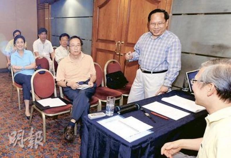 民主黨一班核心成員昨日召開會議,為黨的發展定出為期半年的「智能計劃」,右方站立者為民主黨主席何俊仁。(尹錦恩攝) 民主黨一班核心成員昨日召開會議,為黨的發展定出為期半年的「智能計劃」,右方站立者為民主黨主席何俊仁。(尹錦恩攝)
