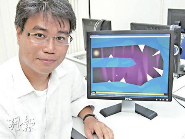 香港專業進修學校課程主任謝若瑟表示,現時流行的iPhone及Facebook遊戲都是來自一個簡單的概念,而數碼遊戲及創意多媒體課程可讓學生「打好基本工」,他身旁的電腦熒幕中,是一個去年創意多媒體課程的學生作品。(勞雅文攝) 香港專業進修學校課程主任謝若瑟表示,現時流行的iPhone及Facebook遊戲都是來自一個簡單的概念,而數碼遊戲及創意多媒體課程可讓學生「打好基本工」,他身旁的電腦熒幕中,是一個去年創意多媒體課程的學生作品。(勞雅文攝)