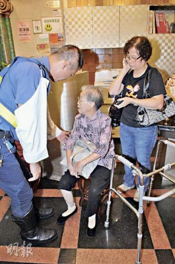 首先跌倒的83歲老婦手腳擦傷,事後坐在酒樓門口接受敷治。(胡永輝攝) 首先跌倒的83歲老婦手腳擦傷,事後坐在酒樓門口接受敷治。(胡永輝攝)