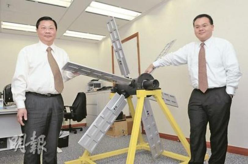 易旋環能科技董事總經理林志雄(左)及執行董事林振宇(右)身邊的試驗版新風車,是不足2米高的袖珍版,成品直徑可達6至10米,直放、橫放均可,可按建築或地勢度身訂做。(陳淑安攝) 易旋環能科技董事總經理林志雄(左)及執行董事林振宇(右)身邊的試驗版新風車,是不足2米高的袖珍版,成品直徑可達6至10米,直放、橫放均可,可按建築或地勢度身訂做。(陳淑安攝)