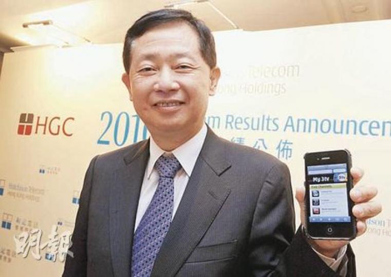 和記電訊香港行政總裁黃景輝昨日拿着最新推出的iPhone4,指出數據服務的需求不再限於手機,他預期未來幾年數據服務增長將會十分強勁。(劉焌陶攝) 和記電訊香港行政總裁黃景輝昨日拿着最新推出的iPhone4,指出數據服務的需求不再限於手機,他預期未來幾年數據服務增長將會十分強勁。(劉焌陶攝)