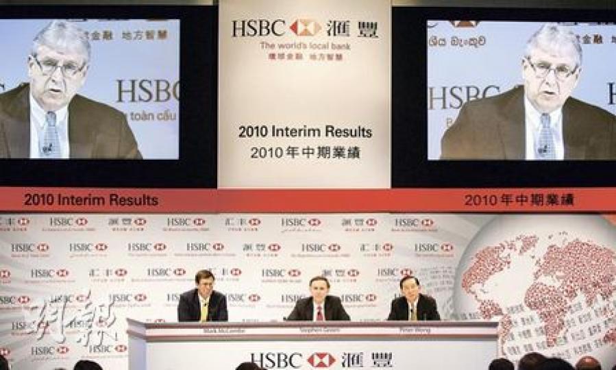 匯豐控股昨日在香港和倫敦同步舉行業績發布會,由主席葛霖(中)親臨香江,與亞太區總裁王冬勝(右)和香港區總裁馬凱博(左)一同主持發布會,集團行政總裁紀勤(屏幕中)則由其香港辦公室飛往倫敦,透過視像電視參與公布。(郭慶輝攝) 匯豐控股昨日在香港和倫敦同步舉行業績發布會,由主席葛霖(中)親臨香江,與亞太區總裁王冬勝(右)和香港區總裁馬凱博(左)一同主持發布會,集團行政總裁紀勤(屏幕中)則由其香港辦公室飛往倫敦,透過視像電視參與公布。(郭慶輝攝)