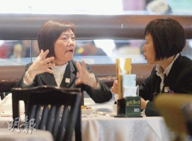 姓陳酒樓女收銀員(左)見劫匪持槍,仍奮勇追出,她說︰「老闆對伙記好好,無理由任得賊人打劫!」右邊的女職員亦有協助追賊。(蘇偉明攝)一度被匪徒回身用槍指嚇的女經理,事後返回工作崗位招待客人。(蘇偉明攝) 姓陳酒樓女收銀員(左)見劫匪持槍,仍奮勇追出,她說︰「老闆對伙記好好,無理由任得賊人打劫!」右邊的女職員亦有協助追賊。(蘇偉明攝)一度被匪徒回身用槍指嚇的女經理,事後返回工作崗位招待客人。(蘇偉明攝)