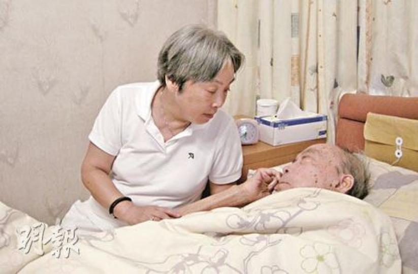 唐肖梅(左)昨被判15個月感化,她承認打印傭是「做錯」,更不介意被囚的懲罰,但她心繫病榻上的丈夫(右),希望能陪他走完人生最後階段。(黃靜雅攝) 唐肖梅(左)昨被判15個月感化,她承認打印傭是「做錯」,更不介意被囚的懲罰,但她心繫病榻上的丈夫(右),希望能陪他走完人生最後階段。(黃靜雅攝)