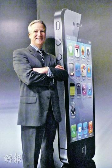 今年正式加入iPhone 4代理行列的CSL,月費定價較其餘兩家對手昂貴,行政總裁歐康年表示,CSL期望以網絡質素吸客,「就如你買一輛法拉利,它的設計本來是一輛跑車,你會想將它放在高速公路,還是擠逼的中環?」(羅永聰攝) 今年正式加入iPhone 4代理行列的CSL,月費定價較其餘兩家對手昂貴,行政總裁歐康年表示,CSL期望以網絡質素吸客,「就如你買一輛法拉利,它的設計本來是一輛跑車,你會想將它放在高速公路,還是擠逼的中環?」(羅永聰攝)