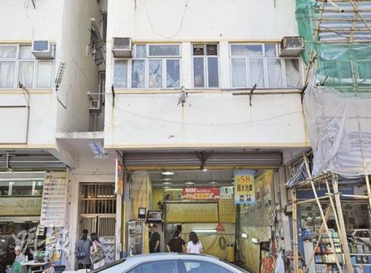 地產界人士指出,涉案土瓜灣馬頭角道單位現呎價約4000元,若有發展商收購,呎價可達7000元。(葉漢華攝)自1973年便居於涉案單位的租客林芝(蒙頭者), 因業主人間蒸發而佔用單位26年,成功成為單位的正式業主。(黃景怡攝) 地產界人士指出,涉案土瓜灣馬頭角道單位現呎價約4000元,若有發展商收購,呎價可達7000元。(葉漢華攝)自1973年便居於涉案單位的租客林芝(蒙頭者), 因業主人間蒸發而佔用單位26年,成功成為單位的正式業主。(黃景怡攝)