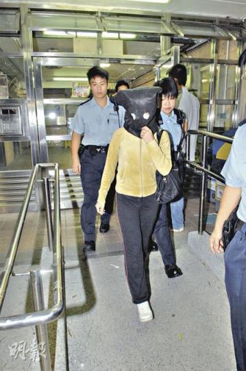 夫婦疑因金錢和晾衫問題持菜刀相向,婦(上圖)因斬傷丈夫(下圖)被警方拘捕,蒙頭帶署,其丈夫左肩中刀受傷,事後送院救治,因曾持刀指嚇妻子,亦被警方拘捕。(胡永輝攝) 夫婦疑因金錢和晾衫問題持菜刀相向,婦(上圖)因斬傷丈夫(下圖)被警方拘捕,蒙頭帶署,其丈夫左肩中刀受傷,事後送院救治,因曾持刀指嚇妻子,亦被警方拘捕。(胡永輝攝)