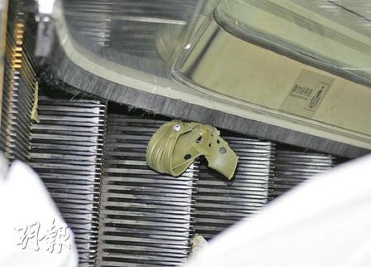 被扯入扶手電梯梯邊罅隙的Crocs膠涼鞋,事後仍牢牢夾着,鞋面撕裂毁爛。(馮國良攝)Crocs涼鞋遭扯入扶手電梯罅隙的男童,左腳受輕傷送院。(馮國良攝) 被扯入扶手電梯梯邊罅隙的Crocs膠涼鞋,事後仍牢牢夾着,鞋面撕裂毁爛。(馮國良攝)Crocs涼鞋遭扯入扶手電梯罅隙的男童,左腳受輕傷送院。(馮國良攝)