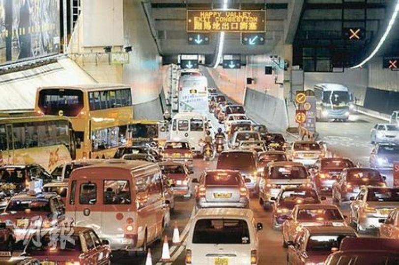 西隧加價後首個工作天,早上及放工繁忙時車流均減少約一成,車流於早上及下午分別流向紅隧及東隧。圖為下午放工時段紅隧九龍入口交通繁忙的情况。 (葉漢華攝) 西隧加價後首個工作天,早上及放工繁忙時車流均減少約一成,車流於早上及下午分別流向紅隧及東隧。圖為下午放工時段紅隧九龍入口交通繁忙的情况。 (葉漢華攝)