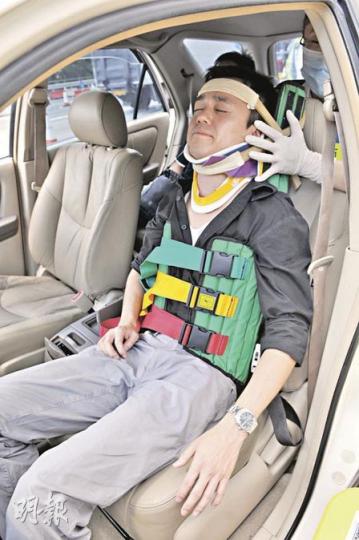 被撞凌志房車前座男乘客扭傷頸,他不敢妄動,由救護員協助戴上頸箍穩定傷勢後送院。(馮國良攝)平治房車在獅子山隧道收費亭猛撞凌志房車車尾後,車頭毁爛不堪,最後橫越最少4條行車線衝到路邊,左前輪更剷上行人路。(馮國良攝)肇事平治司機位地板上事後遺下一樽蒸餾水,未知是否因該水樽頂着腳掣導致意外。(馮國良攝) 被撞凌志房車前座男乘客扭傷頸,他不敢妄動,由救護員協助戴上頸箍穩定傷勢後送院。(馮國良攝)平治房車在獅子山隧道收費亭猛撞凌志房車車尾後,車頭毁爛不堪,最後橫越最少4條行車線衝到路邊,左前輪更剷上行人路。(馮國良攝)肇事平治司機位地板上事後遺下一樽蒸餾水,未知是否因該水樽頂着腳掣導致意外。(馮國良攝)