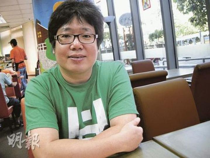 馮炳德自言「我夠係藝術、建築雙碩士,年薪過百萬。只不過我住屋邨,佢住半山,佢係包致金侄女,我係普通市民」,不過他認為施重典只會令警權變得更大。(吳光熙攝) 馮炳德自言「我夠係藝術、建築雙碩士,年薪過百萬。只不過我住屋邨,佢住半山,佢係包致金侄女,我係普通市民」,不過他認為施重典只會令警權變得更大。(吳光熙攝)