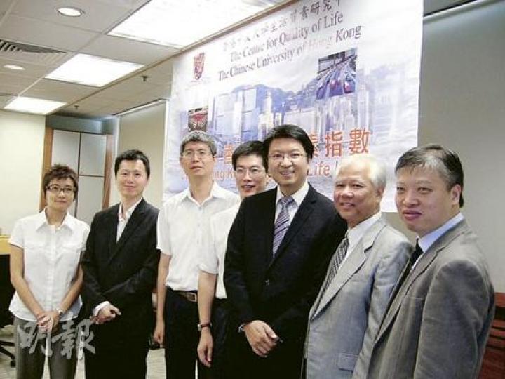 中大生活質素研究中心公布最新數字顯示,去年港人整體生活指數持續下跌,比2003年SARS時更差,而港人負擔房屋能力比率指數亦跌至7年來的新低。左起為中大教授麥穎思、吳啟漢、馬嶽、伍世良、莊太量、李少南和丁國輝。(黃靜雅攝) 中大生活質素研究中心公布最新數字顯示,去年港人整體生活指數持續下跌,比2003年SARS時更差,而港人負擔房屋能力比率指數亦跌至7年來的新低。左起為中大教授麥穎思、吳啟漢、馬嶽、伍世良、莊太量、李少南和丁國輝。(黃靜雅攝)