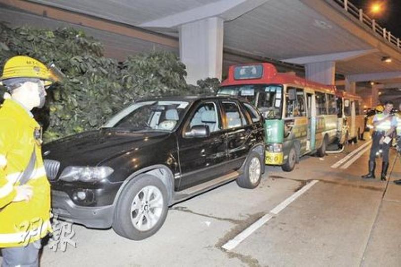 寶馬四驅車（左）因前面撞車而急煞，後上兩輛紅頂小巴卻收掣不及撞上，引發3車串燒。（蔡方山攝）27名傷者主要是小巴乘客，其中一人疑扭傷頸，留在車上待援，救護員為他戴上頸箍及腰封。（蔡方山攝）