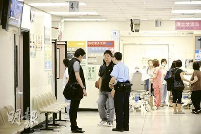 探員昨午到東區醫院急症室調查「R房」一小樽危險藥物離奇失竊案。(樊銳昌攝) 探員昨午到東區醫院急症室調查「R房」一小樽危險藥物離奇失竊案。(樊銳昌攝)