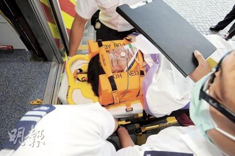 在「鳳樓」墮樓重傷的女子，由救護車送院經搶救後暫無性命危險。（樊銳昌攝）