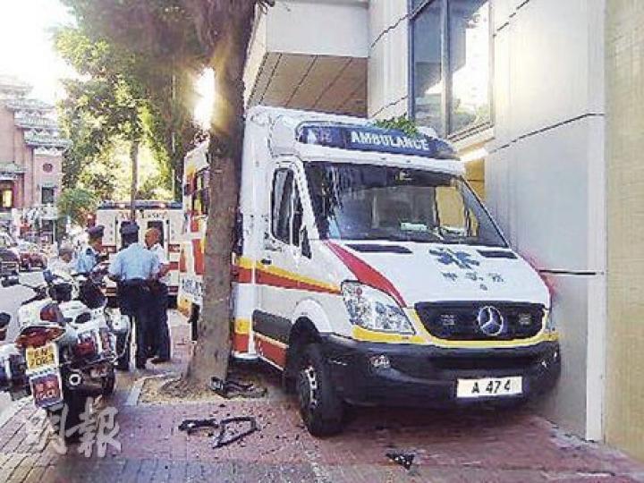 銅鑼灣聖保祿醫院昨日一輛救護車失控撞進醫院外牆與大樹之間。（郭慶輝攝）