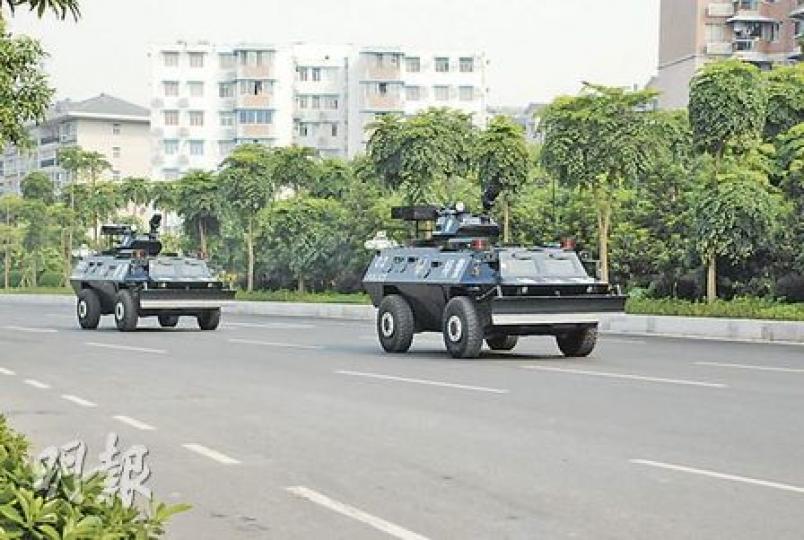 昨日是廣州亞運會倒數100日,特警裝甲車上街巡遊。(林迎攝)廣州市展示將參與亞運安保的警用直升機。(林迎攝) 昨日是廣州亞運會倒數100日,特警裝甲車上街巡遊。(林迎攝)廣州市展示將參與亞運安保的警用直升機。(林迎攝)