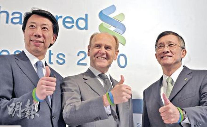 渣打香港表現雖遜色,但主席莊貝思(中)指本港業務基調仍佳。左為渣打香港行政總裁洪丕正,右為亞洲區財務總監馮隆春。(朱永倫攝) 渣打香港表現雖遜色,但主席莊貝思(中)指本港業務基調仍佳。左為渣打香港行政總裁洪丕正,右為亞洲區財務總監馮隆春。(朱永倫攝)