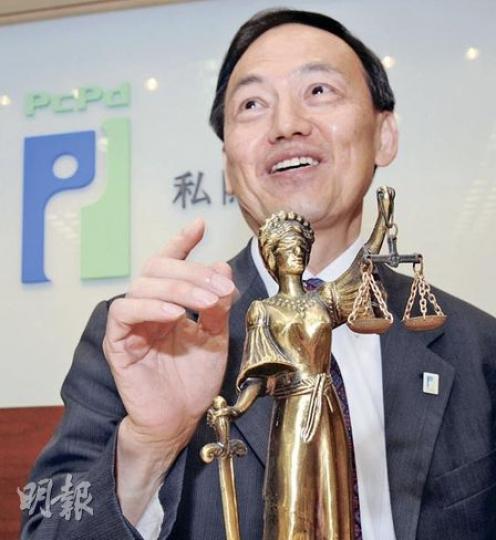 蔣任宏昨日上任私隱專員,任期5年。他特別將26年前在希臘購買的正義女神泰美思像帶往公署,用以提點自己要不偏不倚地工作。(劉焌陶攝) 蔣任宏昨日上任私隱專員,任期5年。他特別將26年前在希臘購買的正義女神泰美思像帶往公署,用以提點自己要不偏不倚地工作。(劉焌陶攝)